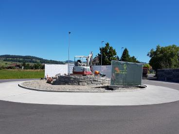 Mit dem Bau der Trockenmauer wird der Grundstein für das Wildbienenparadies gelegt.