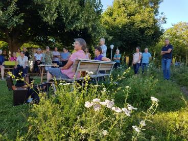 Der Mustergarten wird mit der Bevölkerung eingeweiht.