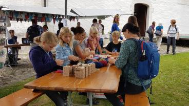 Die Kinder verzieren am Stand des KulturGartens am "Familie Chiuche Event" (FACE) Stoffbeutel fürs Einkaufen von Gemüse und Früchte.