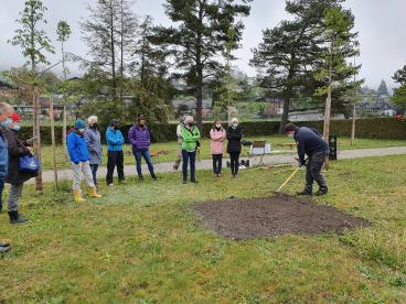 Der Fachmann zeigt der Bevölkerung an einer öffentlichen Veranstaltung auf dem Friedhof, wie artenreiche Blumenwiesen angelegt werden können.